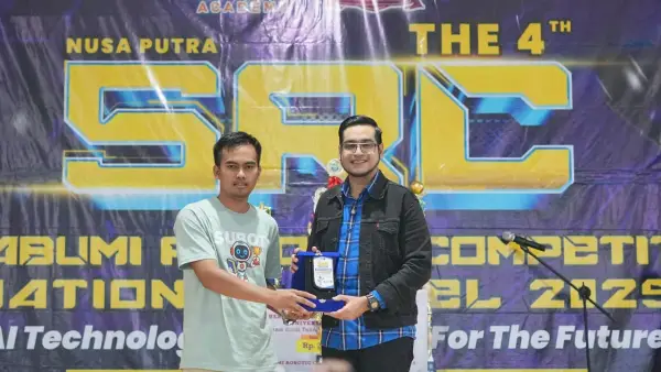 Wakil Wali Kota Sukabumi Bobby Maulana saat memberikan penghargaan kepada pemenang Robotic Competition 2025 di Nusa Putra University | Foto : Dokpim