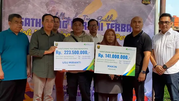 Penyerahan secara simbolis santunan BPJS Ketenagakerjaan kepada penerima atau ahli waris. | Foto: Istimewa