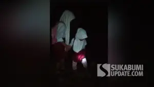 Pelajar asal Kampung Cilantung, Desa Bangbayang, Kecamatan Tegalbuleud, Kabupaten Sukabumi, berangkat ke sekolah dengan menyeberangi Sungai Cilantung. | Foto: Istimewa