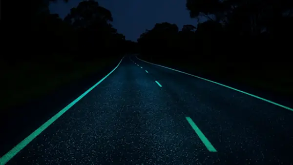 Ilustrasi - Marka jalan di pedesaan Australia ini menggunakan inovasi yang bermanfaat, diaman jalan ini bercahaya ketika di malam hari. (Sumber : AI/ChatGPT)
