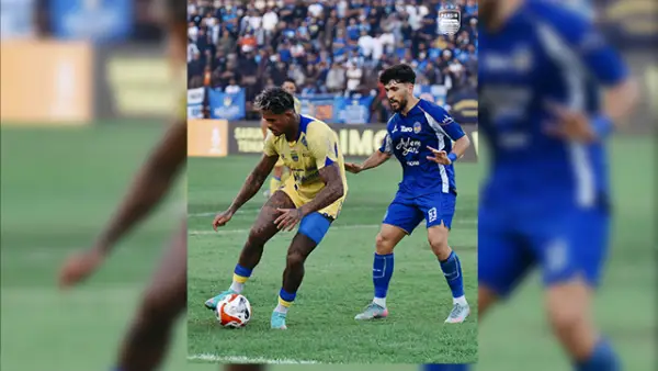 Ramon Tanque pemain Persib Bandung sedang menguasai bola dibayang-bayangi oleh pemain PSIM Rakhmatzoda dalam lanjutan Super League 2025. (Sumber : X@persib).