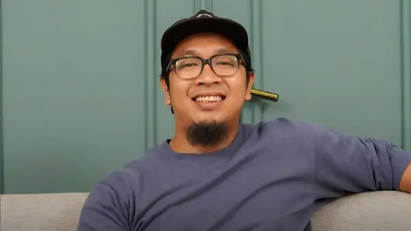 Dewa Eka Prayoga lebih dikenal dengan julukan Dewa Selling, nama yang menjadi sebuah merek yang jauh lebih populer dari nama aslinya, mewakili sosok yang dianggap mirip King Midas-nya Sunda. (Sumber : Instagram/@dewaekaprayoga).