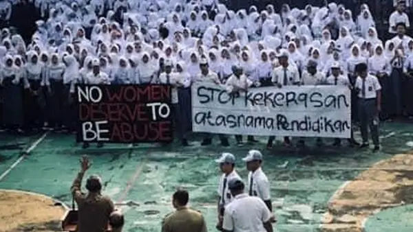 Ratusan pelajar SMAN 1 Cicurug Sukabumi menggelar aksi unjuk rasa. Mereka mendesak pihak sekolah untuk melakukan mutasi terhadap oknum guru pelaku bully. (Sumber Foto: Istimewa)