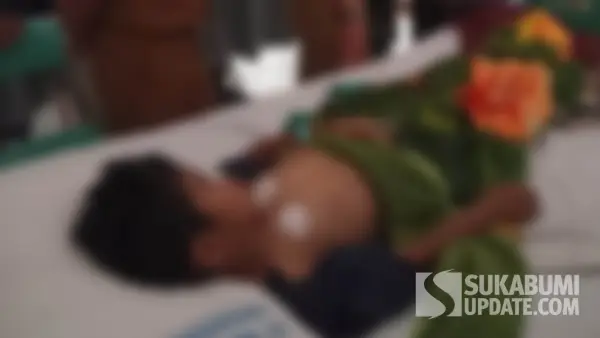 AM saat dijenguk Pemerintah Kecamatan Sagaranten dan Pemdes Puncakmanggis usai jalani operasi mata di RSUD R Syamsudin SH Kota Sukabumi. (Sumber Foto: Istimewa)