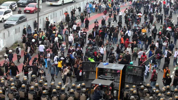 Massa aksi saat di depan gedung DPR/MPR RI di Jakarta, Senin (25/8/2025) | Foto : https://x.com/tempodotco
