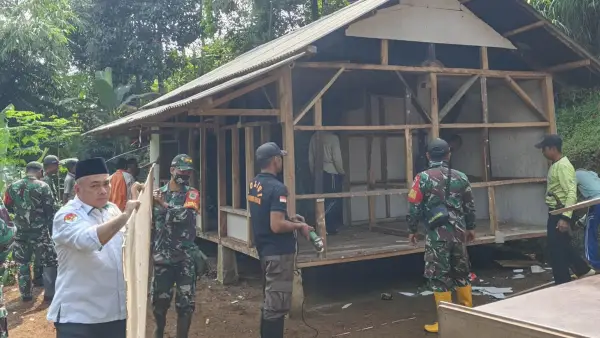 Rumah keluarga almarhumah Raya di Kabandungan Sukabumi dibongkar untuk direnovasi total. (Sumber : Istimewa)