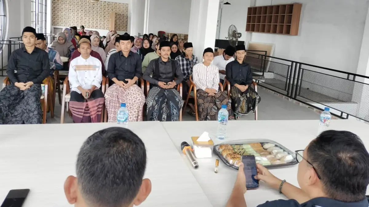 Ratusan Santri Hadiri Sosialisasi Perda Fasilitasi Penyelenggaraan Pesantren di Sukabumi