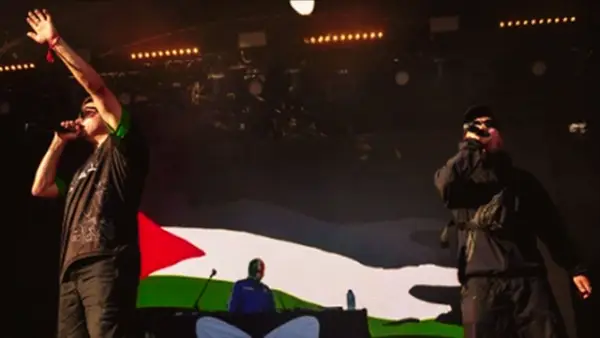 Kneecap dan pesan solidaritas untuk Palestina di atas panggung Rock en Seine, Paris (24/8). Dengan berani, mereka mengulangi penentangan terhadap perang dan pendudukan di Gaza. (Sumber : Instagram/@@TRTworld)