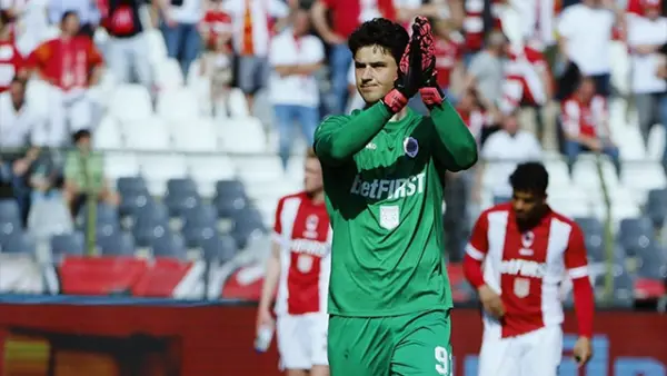 Senne Lammens memberikan aplause pada pendukung Royal Antwerp setelah laga usai. (Sumber : Instagram/@Profimanagement).