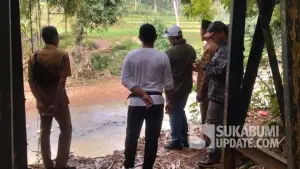 Kondisi di ujung jembatan yang rusak dan hanyut terbawa banjir di Kampung Tanjung, Desa Tanjung, Kecamatan Jampangkulon, Kabupaten Sukabumi. | Foto: Istimewa