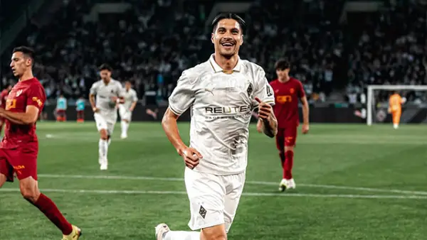 Kevin Diks debut bersama tim barunya Borussia Monchengladbach di ajang Bundesliga kala menghadapi Hamburg SV pada Minggu, 24 Agustus 2025, di Stadion Borussia Park. (Sumber : Instagram/@kevindiks).