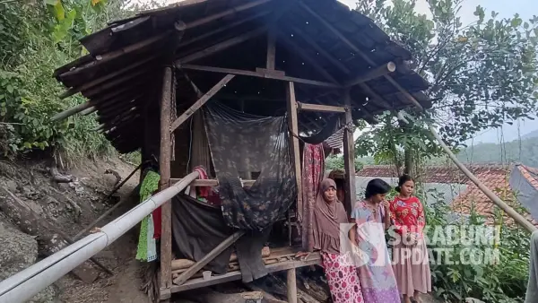 Keluarga Etin (25 tahun) di depan kandang domba yang ditempatinya, di Kampung Babakan Astana, Desa Loji, Kecamatan Simpenan, Kabupaten Sukabumi. | Foto: SU/Ilyas Supendi
