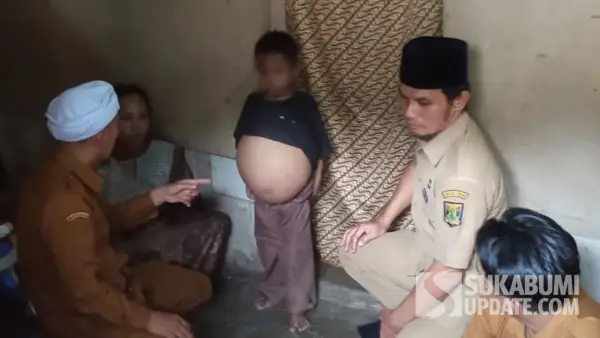 Sekretaris Kecamatan Palabuhanratu, Hendriana saat menyambangi kediaman Muhammad Adriansah, bocah 7 tahun penderita Hirschsprung. (Sumber Foto: Istimewa)