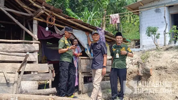 Plt Kepala Disperkim Kabupaten Sukabumi Herdiawan Waryadi bersama Camat Simpenan R Ade Akhsan Bratadiredja meninjau langsung tempat tinggal Etin. (Sumber Foto: SU/Ilyas)