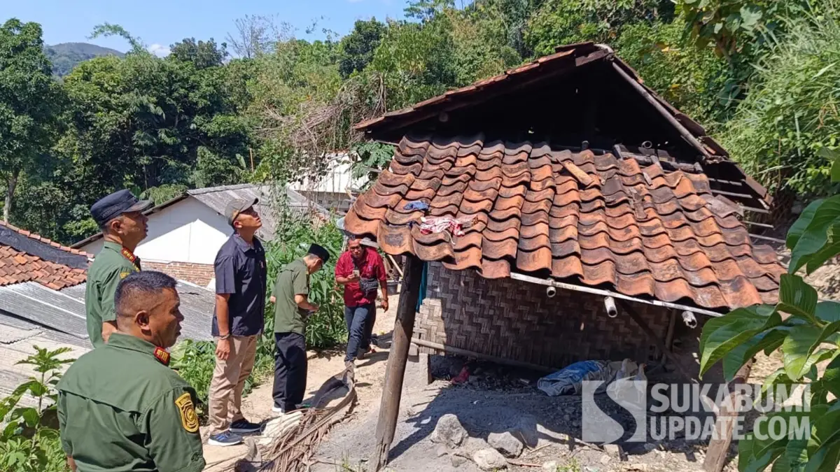 Plt Kepala Disperkim dan pemerintah Kecamatan Simpenan memantau kondisi rumah milik keluarga Etin yang masuk kategori Rumah Tidak Layak Huni (RTLH), di Kampung Babakan Astana, Desa Loji, Selasa (26/8/2025).