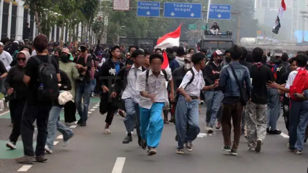 Situasi demo 25 Agustus 2025 di depan Gedung DPR RI. Pasca kericuhan polisi menangkap ratusan pelajar yang berada di lokasi. (Sumber Foto: Akun X @PaltiWest)