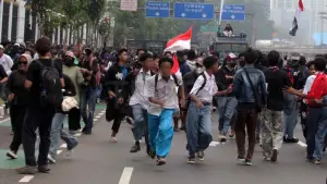 Situasi demo 25 Agustus 2025 di depan Gedung DPR RI. Pasca kericuhan polisi menangkap ratusan pelajar yang berada di lokasi. (Sumber Foto: Akun X @PaltiWest)
