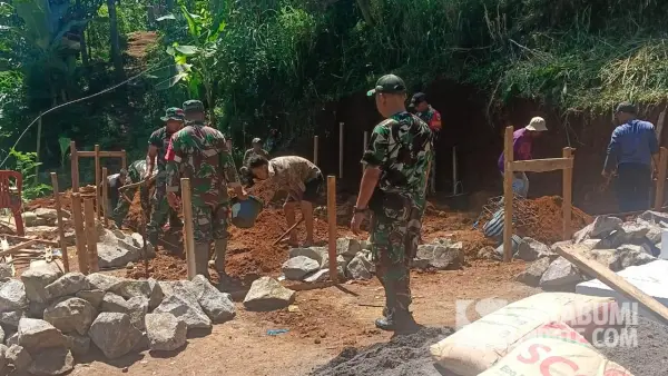 Pembangunan rumah keluarga almarhumah Siti Raya di Desa Cianaga, Kecamatan Kabandungan, Kabupaten Sukabumi | Foto : Ibnu Sanubari