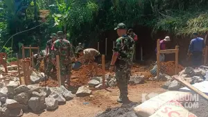 Pembangunan rumah keluarga almarhumah Siti Raya di Desa Cianaga, Kecamatan Kabandungan, Kabupaten Sukabumi | Foto : Ibnu Sanubari