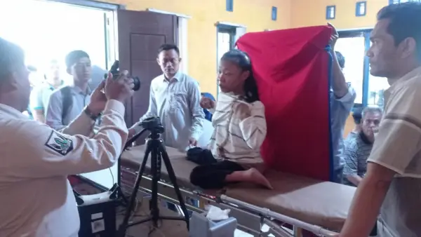 Petugas Disdukcapil melakukan perekaman e-KTP khusus untuk Siti (22), penyandang disabilitas asal Desa Cikadu, Kecamatan Palabuhanratu, Selasa (26/8/2025). (Sumber Foto: Dok. UPTD Disdukcapil Wilayah Palabuhanratu)