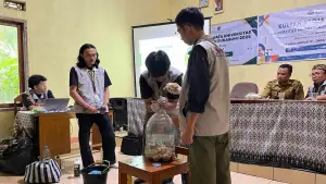 KKN Universitas Muhammadiyah Sukabumi saat sosialisasi pembuatan pupuk cair bersama masyarakat | Foto : Dok. KKN UMMI