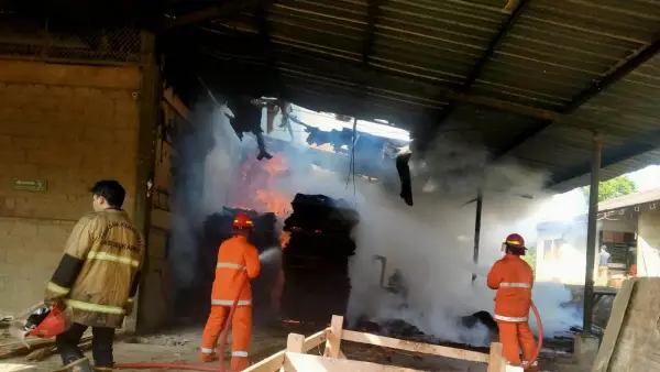 Proses pemadaman api oleh Pemadam Kebakaran di Pabrik Veneer (pengolahan triplek) PT BDJ Cikembar Kabupaten Sukabumi. Selasa (26/8/2025) | Foto : Dok. Damkar