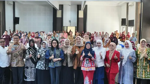 Bunda PAUD Kota Sukabumi, Ranty Rachmatilah, bersama Kia Florita saat menghadiri kegiatan Advokasi Arah dan Kebijakan Wajib Belajar 1 Tahun Prasekolah yang diselenggarakan BBPMP Jawa Barat, Selasa (26/8/2025), di Kampus Jayagiri.