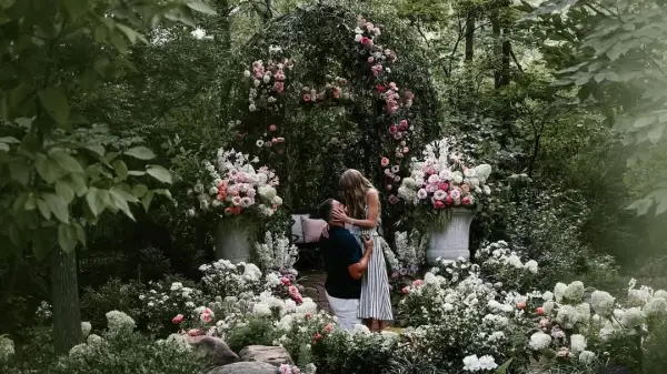 Unggahan foto di akun instagram Taylor Swift yang umumkan Pertunangannya dengan Travis Kelce (Sumber : Instagram/@taylorswift)