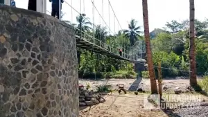 Progres pembangunan Jembatan Cigadung Sukabumi yang dibangun KDM sudah capai 90 persen. (Sumber Foto: Dok. Warga)