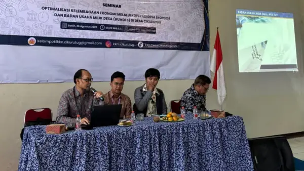 Mahasiswa KKN Kelompok 1 UMMI menggelar seminar “Optimalisasi Peran BUMDes dan Koperasi dalam Meningkatkan Kesejahteraan Masyarakat Desa” di Desa Cikurutug, Cireunghas Sukabumi, Selasa (26/08/2025). (Sumber Foto: Dok. KKN UMMI)