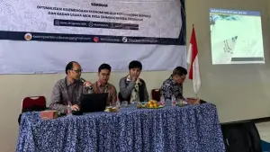 Mahasiswa KKN Kelompok 1 UMMI menggelar seminar “Optimalisasi Peran BUMDes dan Koperasi dalam Meningkatkan Kesejahteraan Masyarakat Desa” di Desa Cikurutug, Cireunghas Sukabumi, Selasa (26/08/2025). (Sumber Foto: Dok. KKN UMMI)