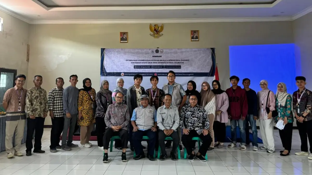 Mahasiswa KKN Kelompok 1 UMMI berfoto bersama narasumber acara seminar dan Pemdes Cikurutug.
