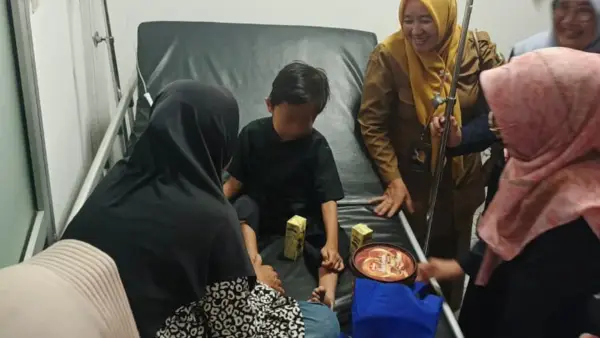 Riyan Maulana, bocah tanpa anus asal Baros Sukabumi kini dirawat di RSUD Syamsudin SH. (Sumber Foto: Dok. Dinsos Kota Sukabumi)