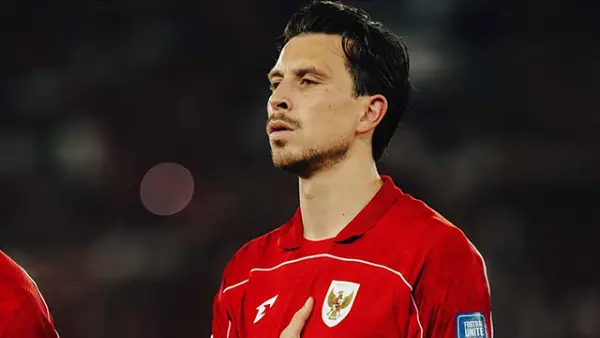 Thom Haye menyanyikan lagu kebangsaan Indonesia Raya sesaat sebelum pertandingan menghadapi Bahrain di ajang kualifikasi ronde 3 Piala Dunia 2026. (Sumber : Instagram/@Thomhaye).