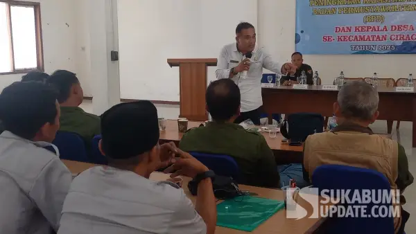 Kepala Bidang Pemerintahan Desa DPMD Kabupaten Sukabumi, Hodan Firmansyah saat memaparkan materi dalam Bimtek yang digelar BKAD Ciracap. (Sumber Foto: SU/Ragil Gilang)
