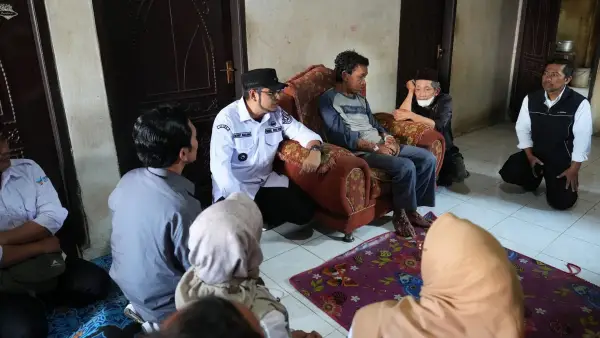 Wakil Wali Kota Sukabumi Bobby Maulana saat menjenguk Abdurohman Warga Benteng penderita penyakit kulit langka Neurofibromatosis. (Sumber Foto: Dokpim Pemkot Sukabumi)