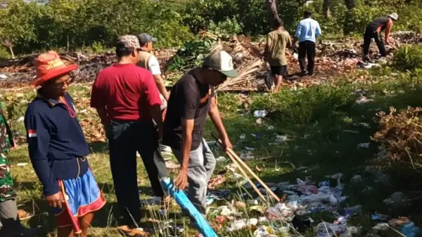 Gotong royong warga Ujunggenteng Sukabumi aksi bersi-bersih di Sungai Cigebang yang tercemar sampah | Foto : Dok. warga