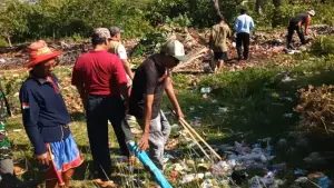 Gotong royong warga Ujunggenteng Sukabumi aksi bersi-bersih di Sungai Cigebang yang tercemar sampah | Foto : Dok. warga