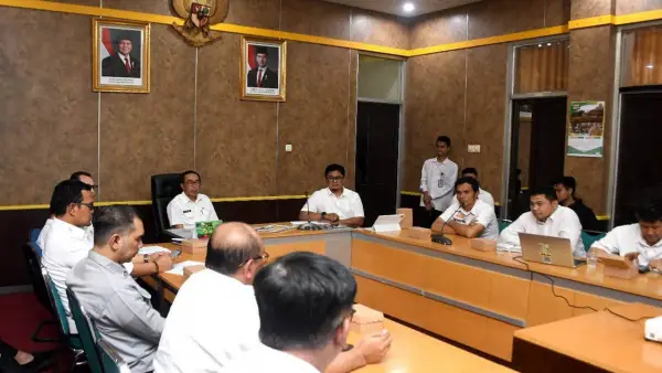 Sekda Ade Suryaman saat memimin rapat koodinasi menyambut Hari Jadi Kabupaten Sukabumi (HJKS) ke-155 di Ruang Setda | Foto : Dokpim
