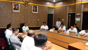 Sekda Ade Suryaman saat memimin rapat koodinasi menyambut Hari Jadi Kabupaten Sukabumi (HJKS) ke-155 di Ruang Setda | Foto : Dokpim
