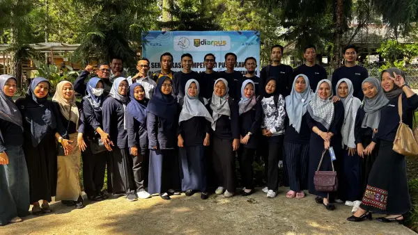 Foto bersama jajaran Diarpus beserta pustakawan Diarpus Kabupaten Sukabumi. | Foto: Istimewa