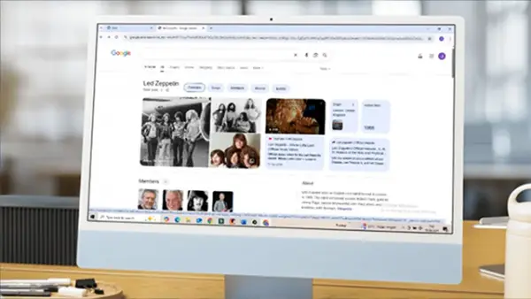 Ilustrasi - Tampilan layar laptop yang menunjukkan perbandingan hasil pencarian Google lama (daftar link) dan yang baru (dengan AI Overview di bagian atas) (Sumber : Screenshot, Mockup by Canva).