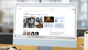 Ilustrasi - Tampilan layar laptop yang menunjukkan perbandingan hasil pencarian Google lama (daftar link) dan yang baru (dengan AI Overview di bagian atas) (Sumber : Screenshot, Mockup by Canva).