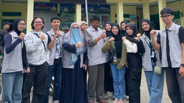 Kelompok 29 KKN UMMI dibimbing langsung oleh dosen lapangan, Dr. Tetty Sufianty Zafar, M.M.. | Foto : Dok. KKN
