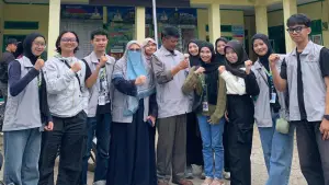 Kelompok 29 KKN UMMI dibimbing langsung oleh dosen lapangan, Dr. Tetty Sufianty Zafar, M.M.. | Foto : Dok. KKN