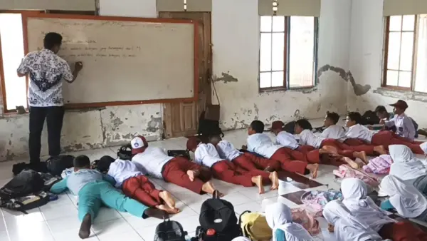Sebanyak 23 siswa kelas V SDN Cipaku Sukabumi harus belajar di lantai musala dengan posisi tengkurap karena ruang kelas mereka rusak. (Sumber Foto: Istimewa)