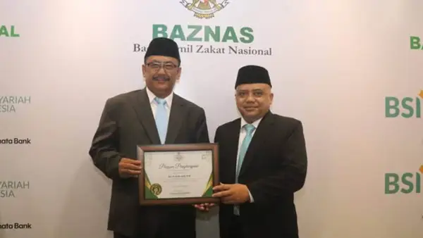 Bupati Sukabumi Asep Japar bersama Ketua Baznas Kabupaten Sukabumi Unang Sudarma saat menerima Baznas Award 2025 dari Baznas RI di Jakarta, Kamis (28/8/2025) | Foto : Dokpim