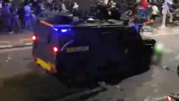 Tangkapan layar video viral mobil Rantis Polisi tabrak dan lindas peserta aksi berseragam ojol dalam kericuhan pasca demo 28 Agustus 2025 di depan Gedung DPR/MPR (Sumber Foto: Istimewa)