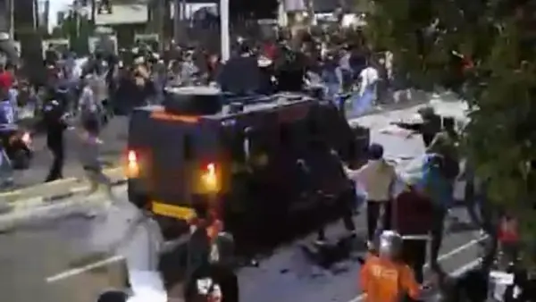 Tangkapan layar video viral mobil Rantis Polisi tabrak dan lindas peserta aksi berseragam ojol dalam kericuhan pasca demo 28 Agustus 2025 di depan Gedung DPR/MPR, (Sumber Foto: Istimewa)