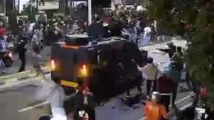 Tangkapan layar video viral mobil Rantis Polisi tabrak dan lindas peserta aksi berseragam ojol dalam kericuhan pasca demo 28 Agustus 2025 di depan Gedung DPR/MPR, (Sumber Foto: Istimewa)